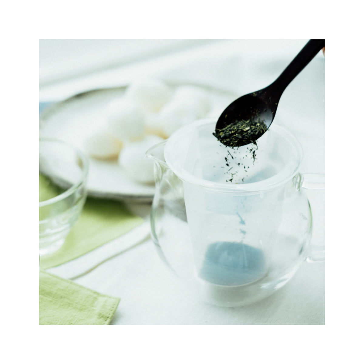 Hario Chacha Flatty Teapot 450ml CHF-45GG | Tea leaves in mesh strainer