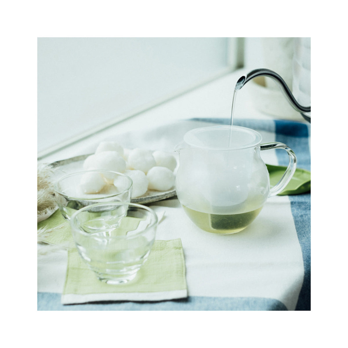 Hario Chacha Flatty Teapot 450ml CHF-45GG | Brewing with hot water