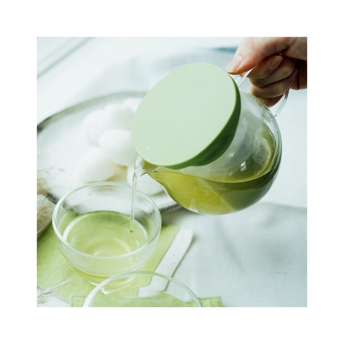 Hario Chacha Flatty Teapot 450ml CHF-45GG | Pouring without holding the lid
